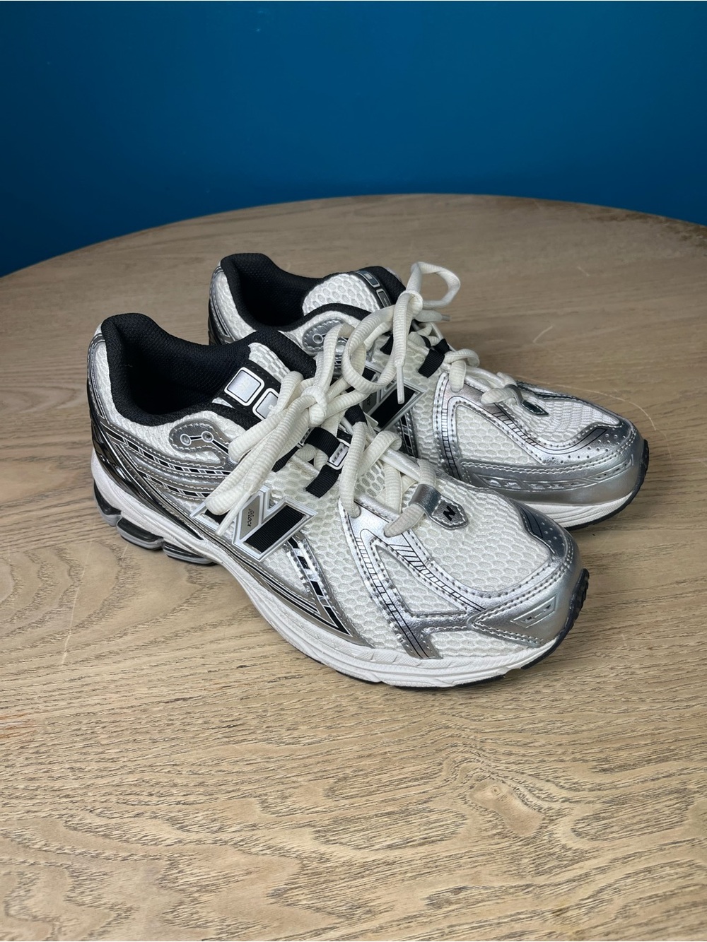 New Balance 1906R Sneaker Silver Metallic Black Running Shoes Boys 7 Womens 8.5